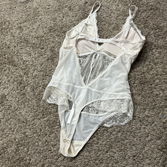 3 BRAND NEW ABERCROMBIE BODYSUITS 🤍🤍🤍 - Picture 10 of 12